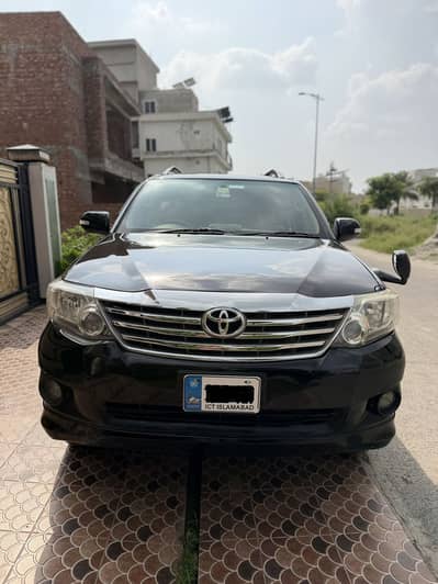 Toyota Fortuner V 2013 total geniune