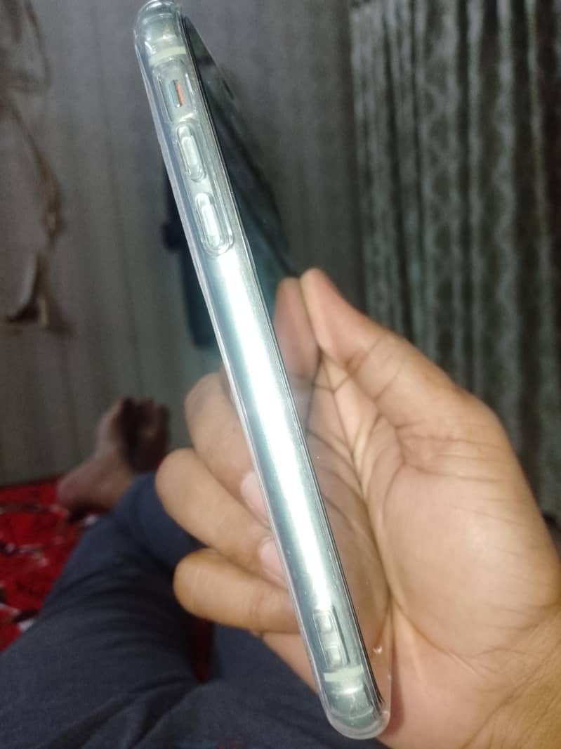 Apple iPhone 11 3