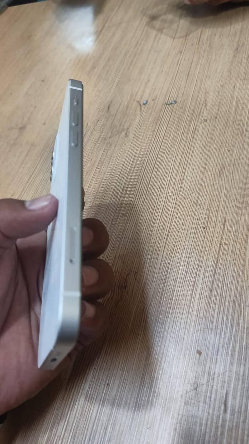 Apple iPhone 12 4