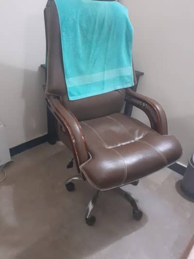 urgent sale all over tables and chairs
