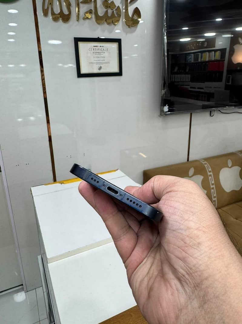 Apple iPhone 12 4