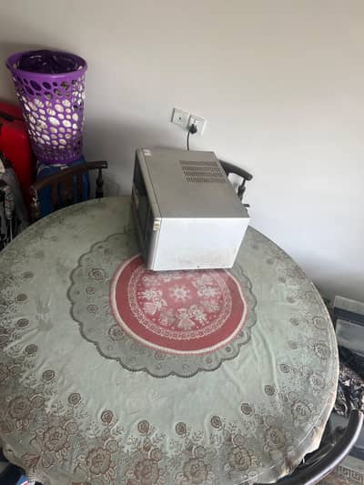 Dining table 6 persons with fine quality round glass on top