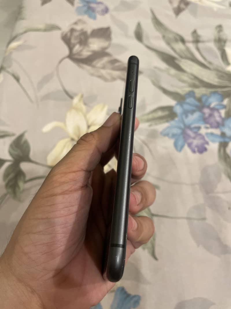 Apple iPhone 11 4