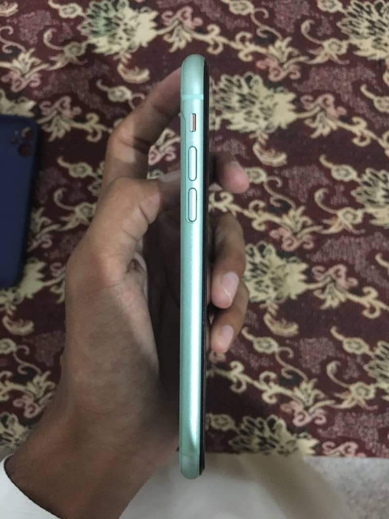 Apple iPhone 11 4