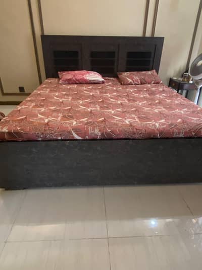 2 WOODEN BEDS FOR SALE 1 KING SIZE 1 QUEEN SIZE WITHOUT MATTRESS