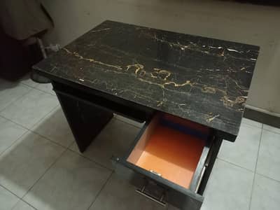 office table (good condition) 03044310513