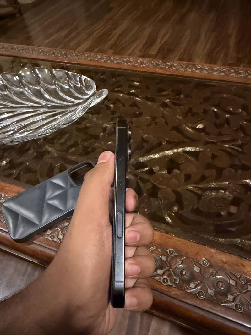 Apple iPhone 16 Pro 1