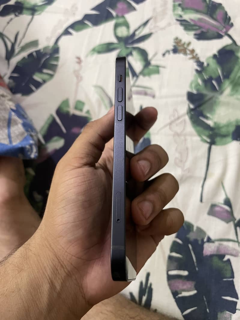 Apple iPhone 12 4