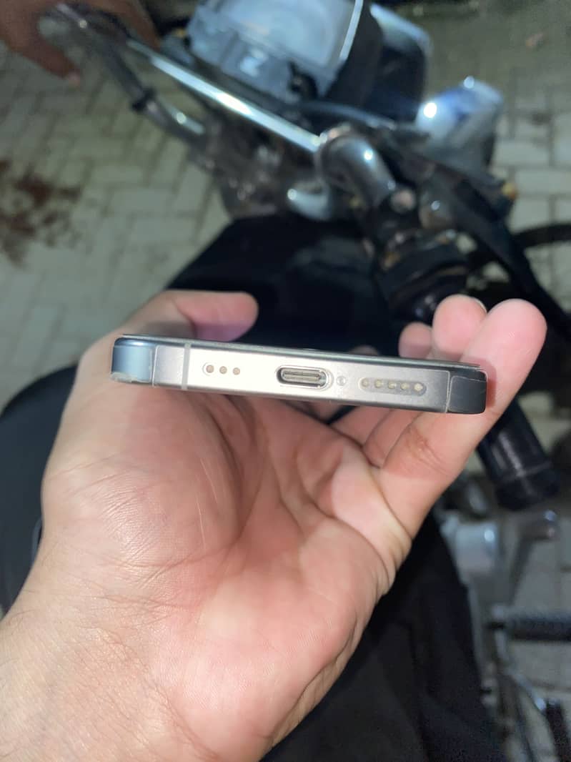 Apple iPhone 15 Pro 2
