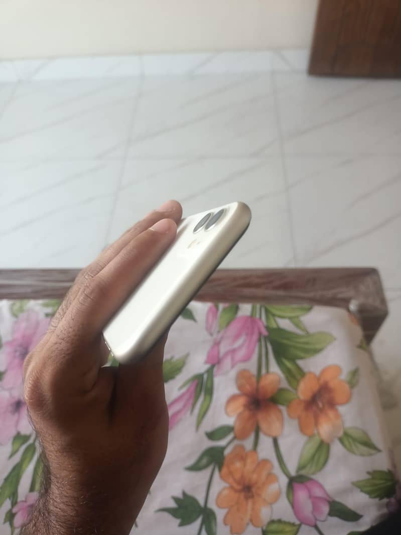 Apple iPhone 11 4