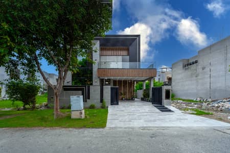 Elegant & Spacious 10 Marla House Prime Location
