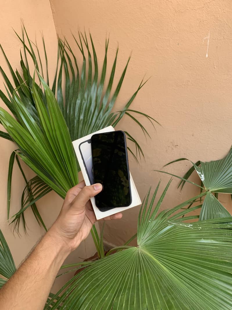 Apple iPhone 16e 0