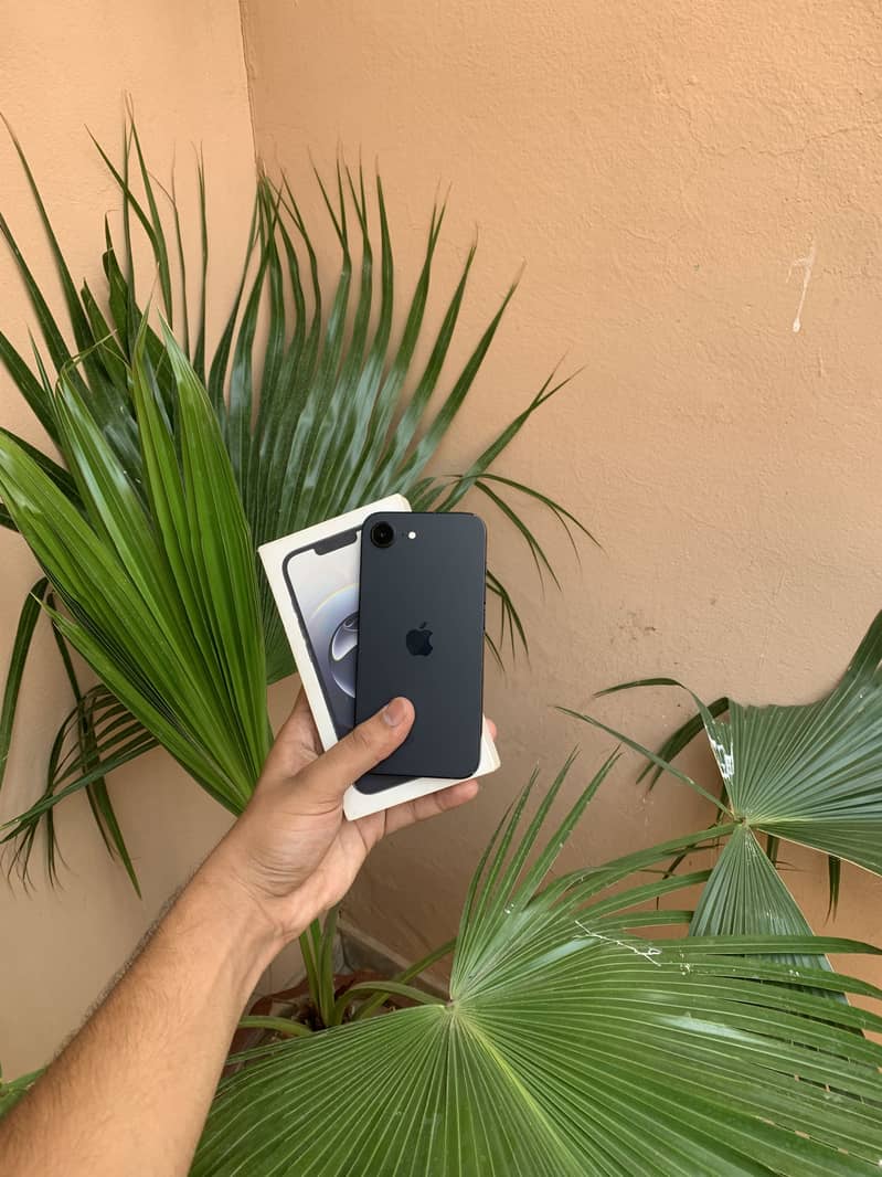Apple iPhone 16e 2