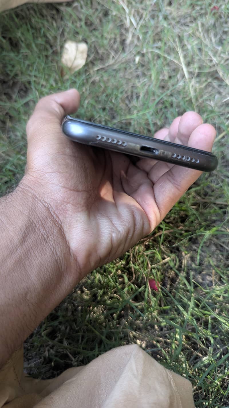 Apple iPhone 11 4