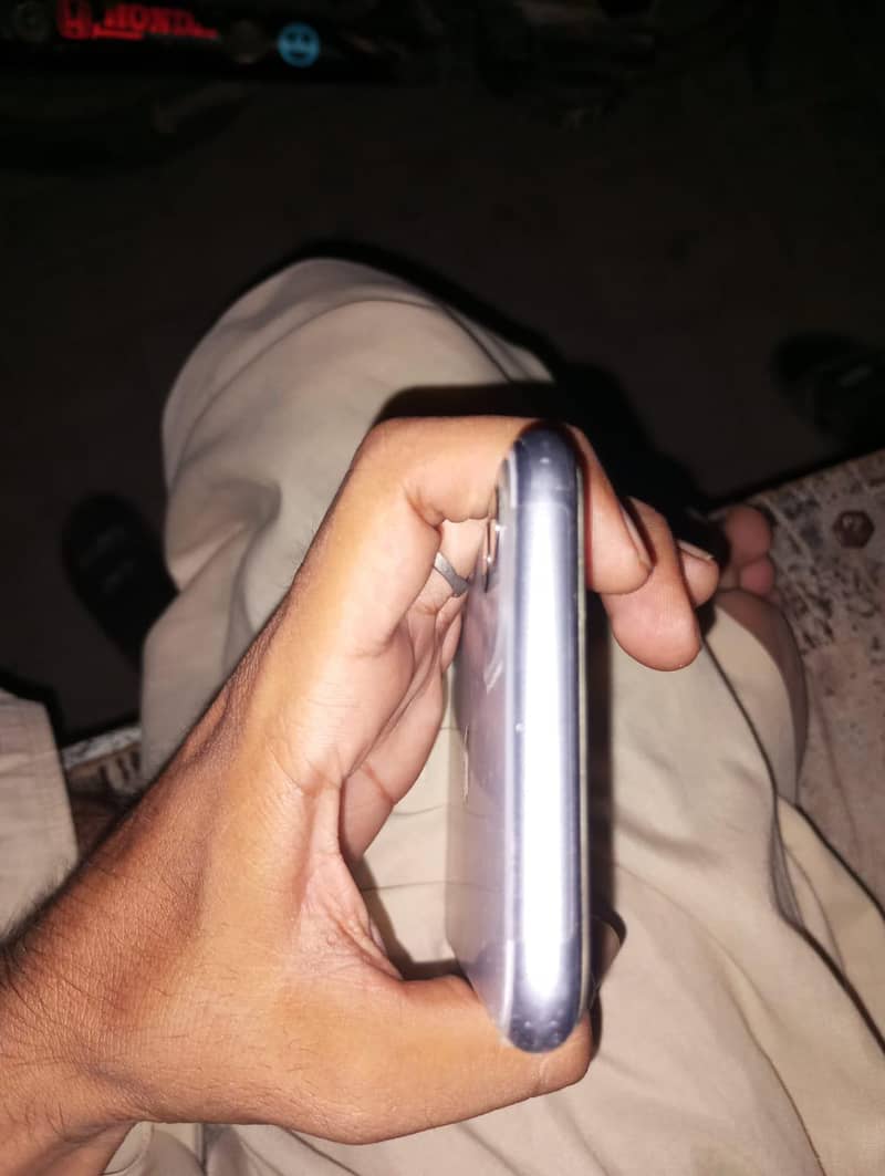 Apple iPhone 11 3