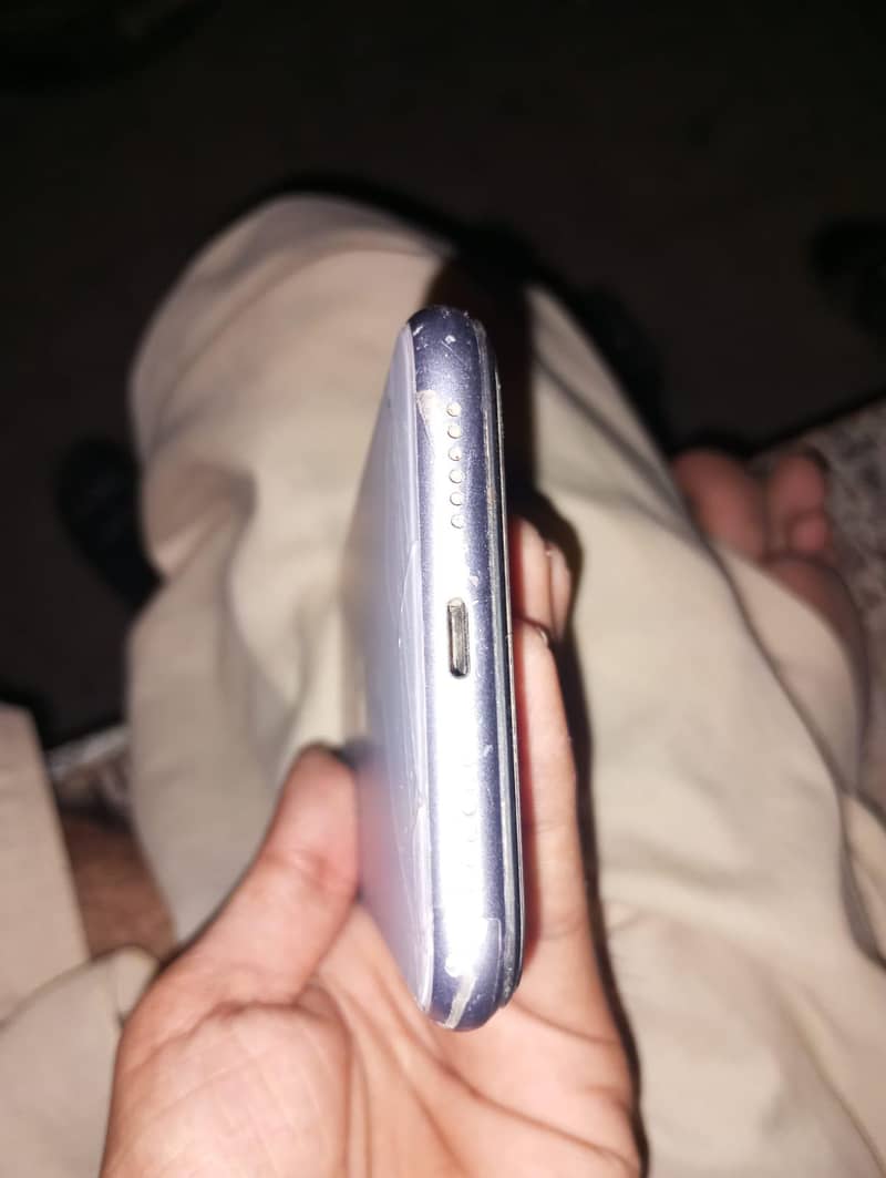 Apple iPhone 11 4