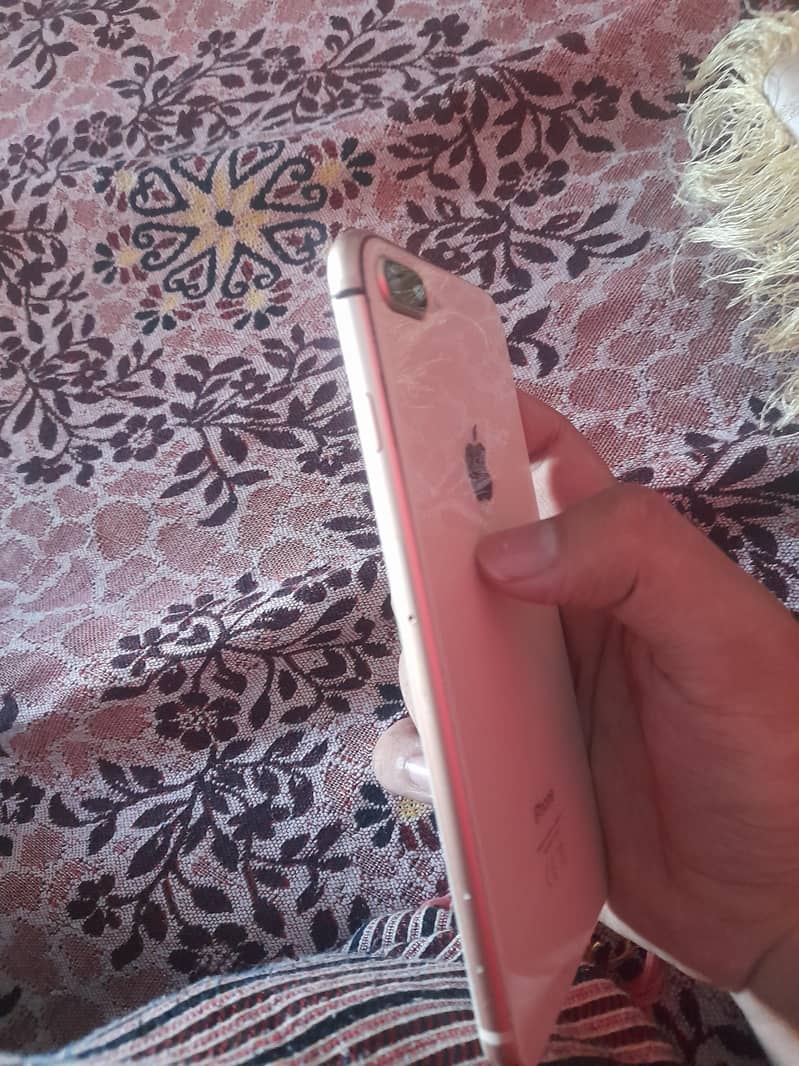 Apple iPhone 8 Plus 3