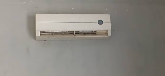 Gree AC 1 ton for sale in running condition.  Location: Kasur City