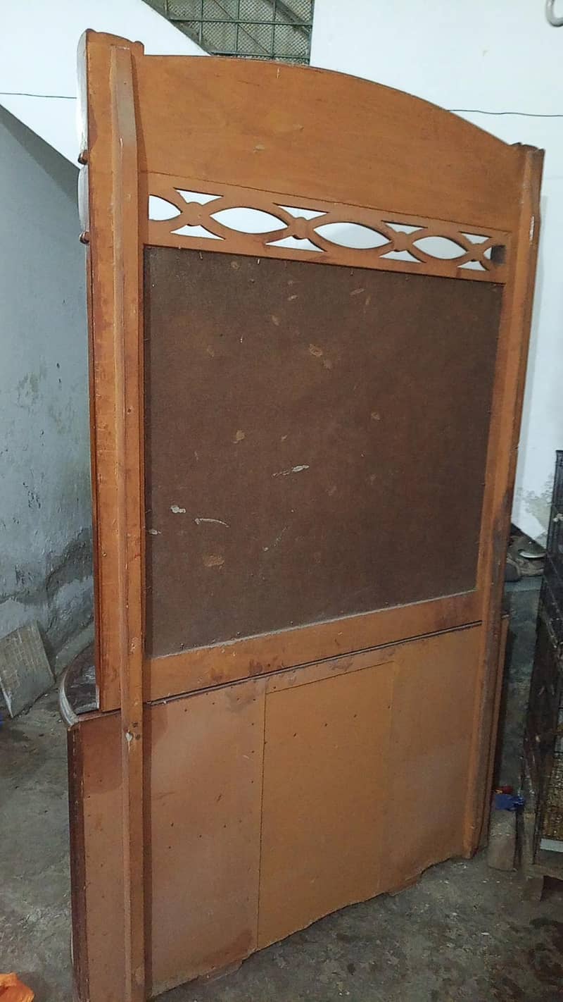 DRESSING TABLE 1