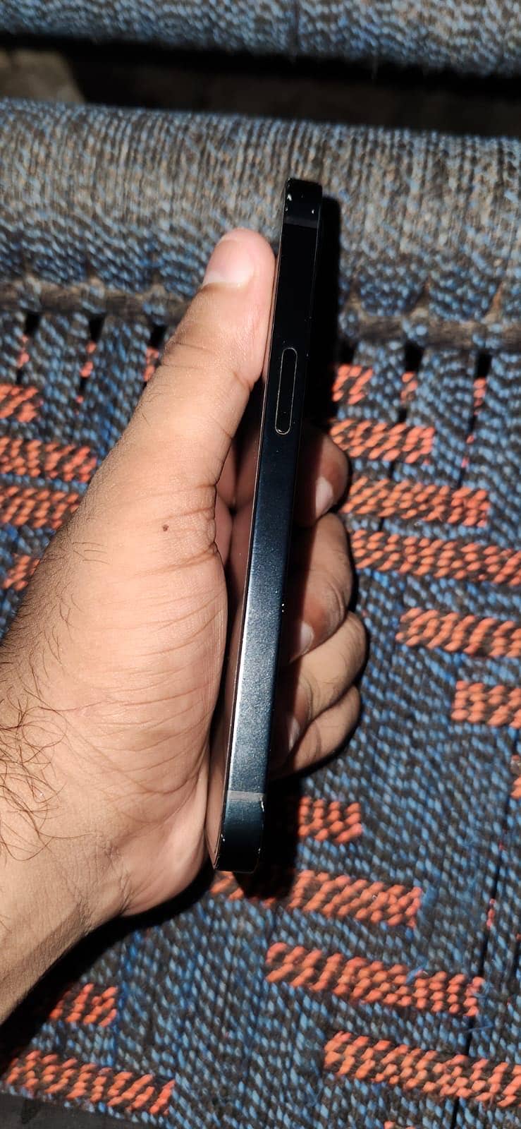 Apple iPhone 16e 3