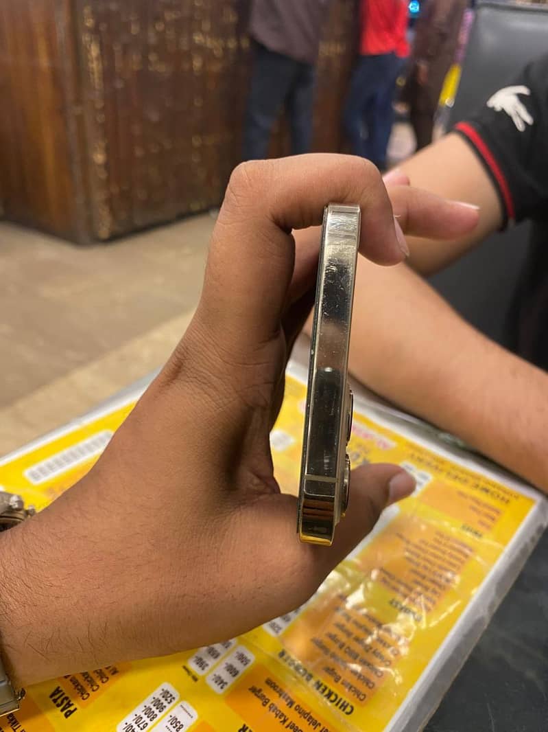 Apple iPhone 12 Pro Max 4