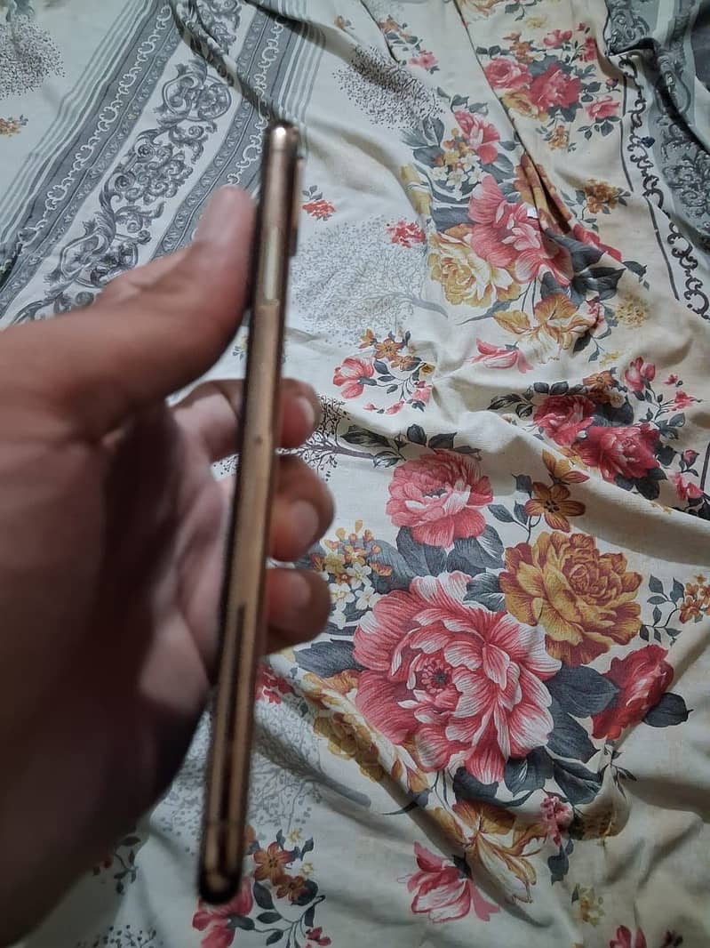 Apple iPhone XS Max 3