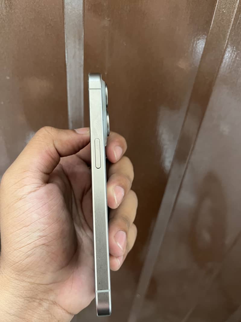 Apple iPhone 15 Pro 4