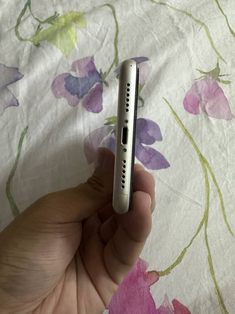 Apple iPhone 11 4