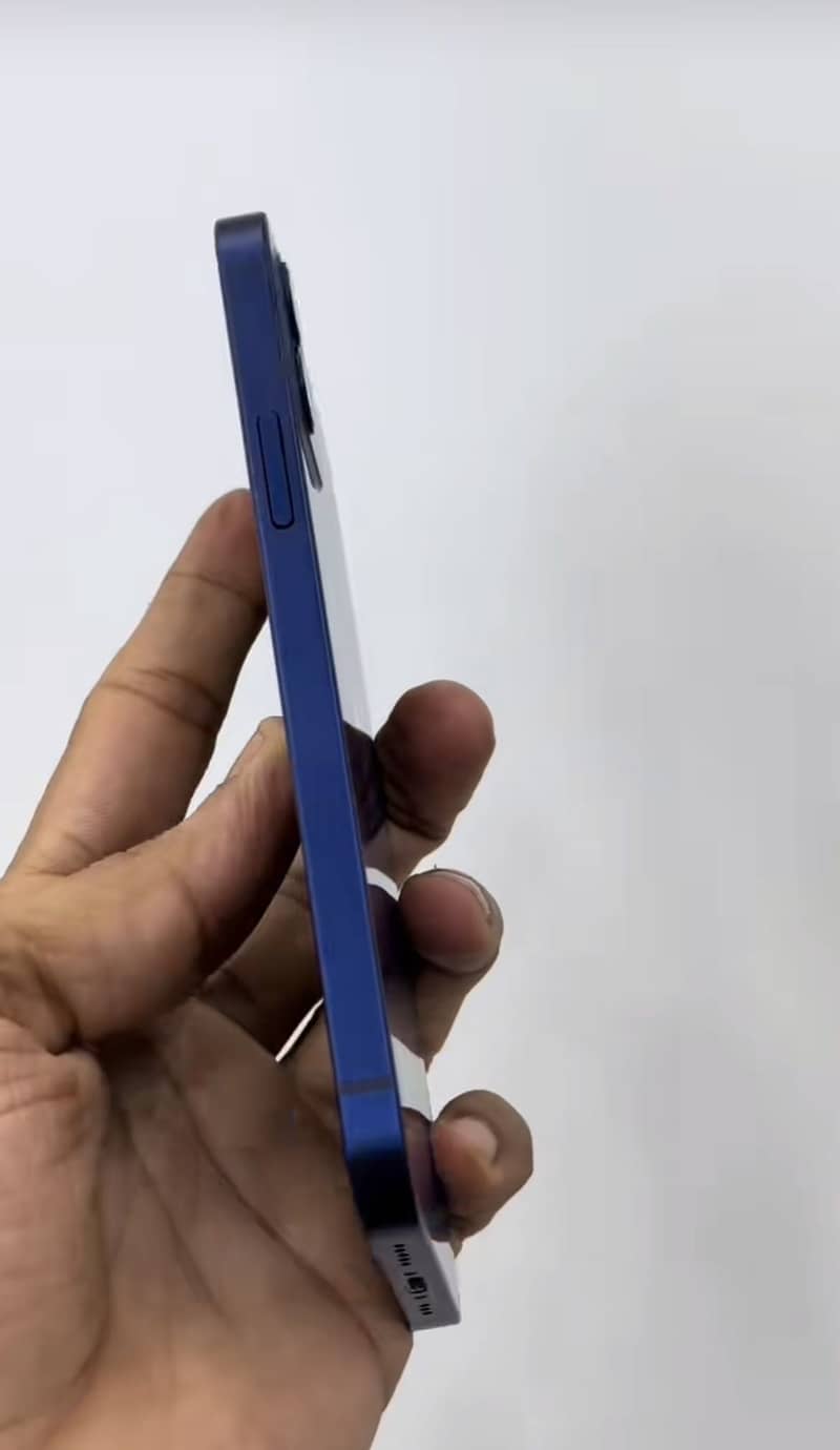 Apple iPhone 12 4