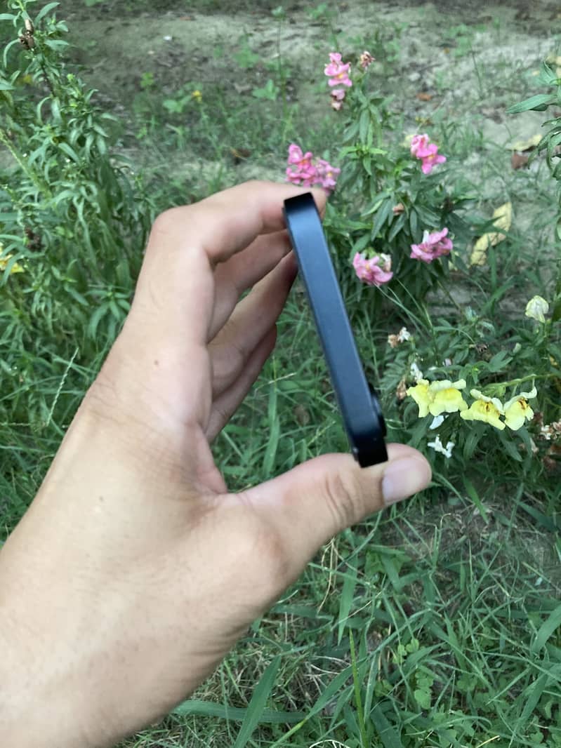 Apple iPhone 16e 0