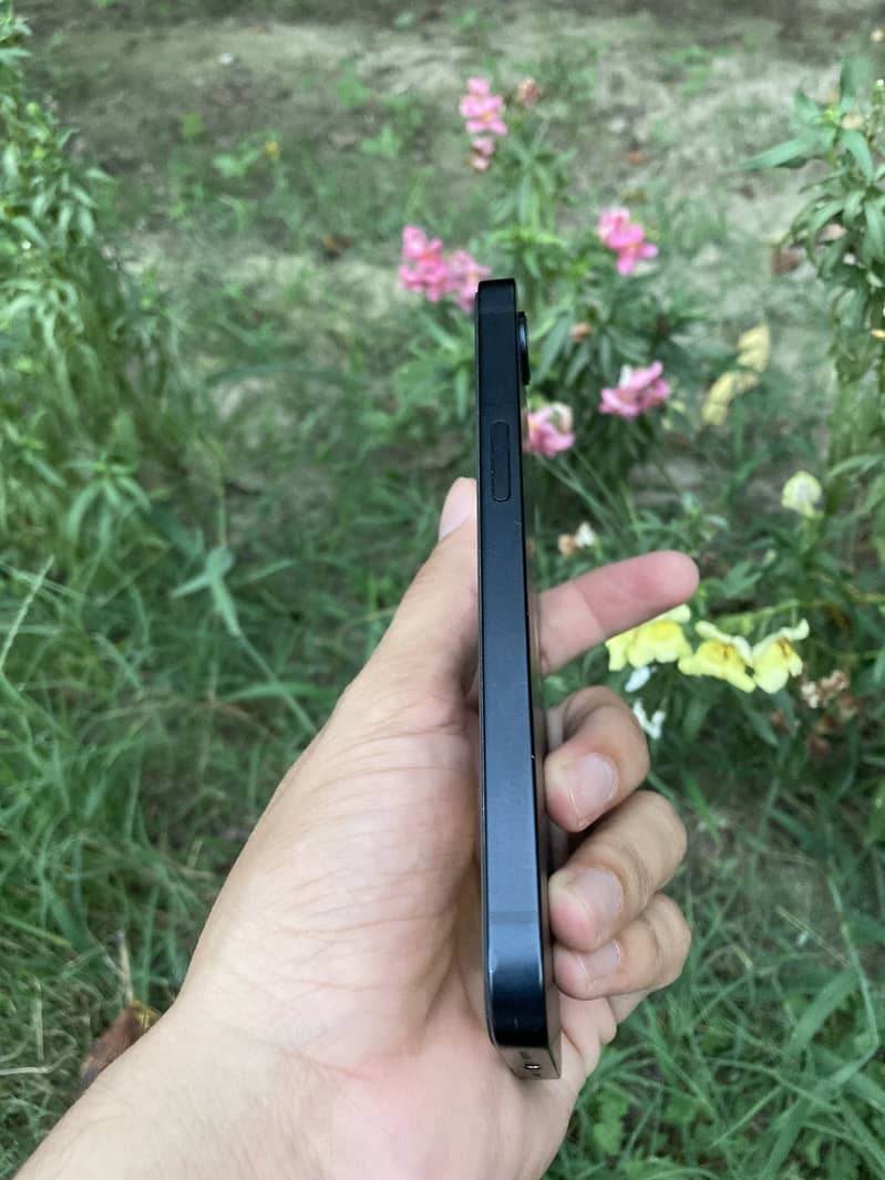Apple iPhone 16e 2