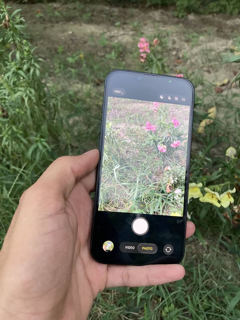 Apple iPhone 16e 5
