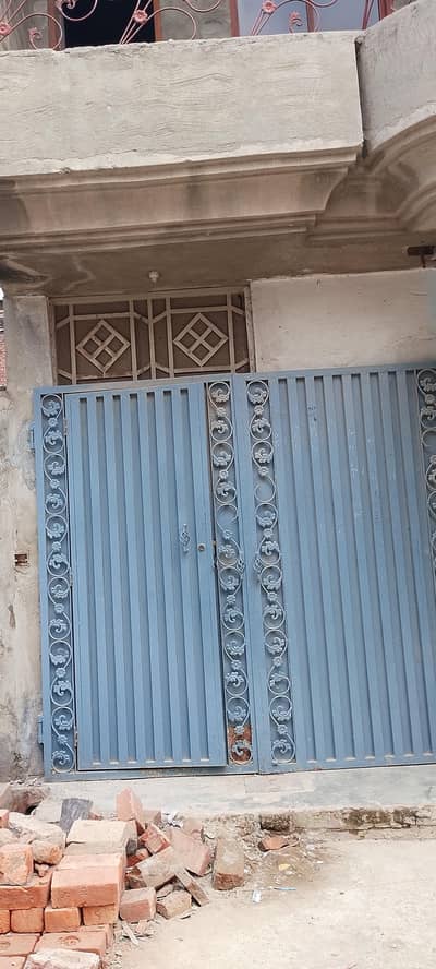 Gate iron