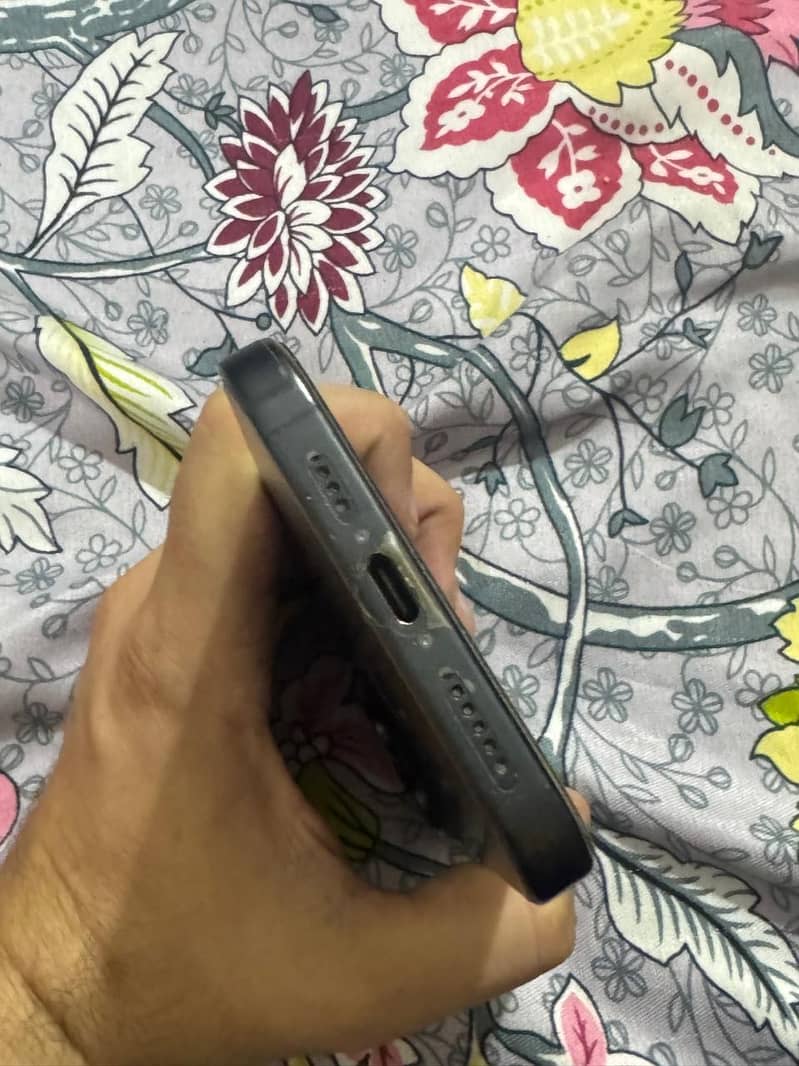 Apple iPhone 15 Pro Max 4