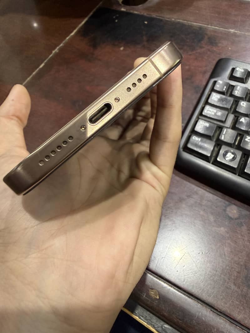 Apple iPhone 16 Pro max 1