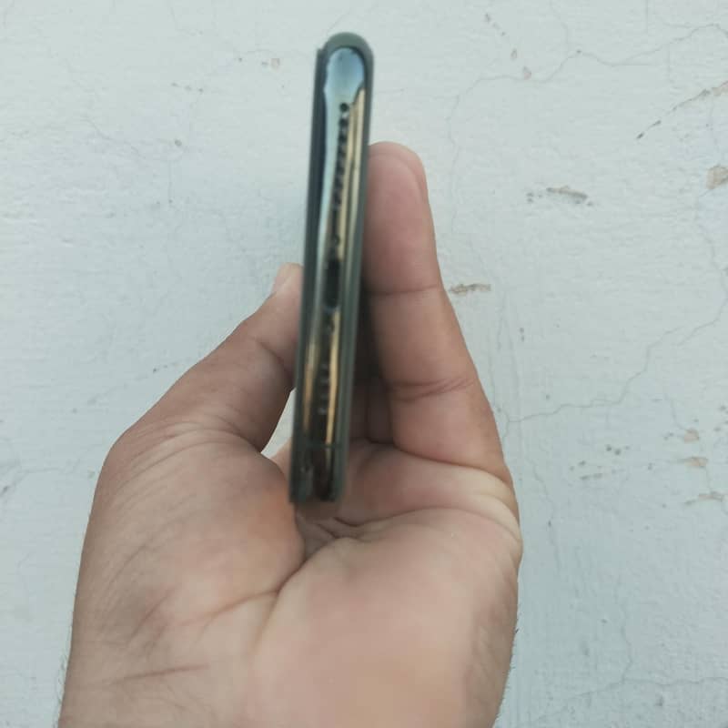 Apple iPhone 11 Pro Max 4
