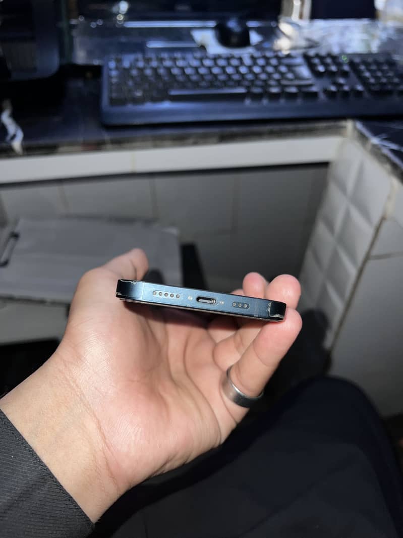 Apple iPhone 13 2