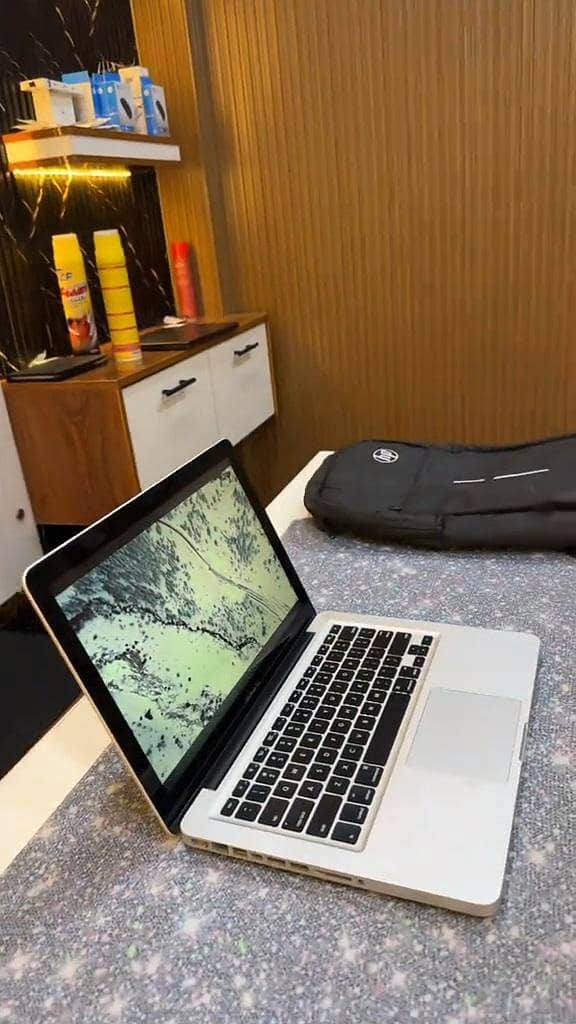 Apple MacBook 2012 | 8GB RAM / 128GB SSD | 5 Hours Battery | 1