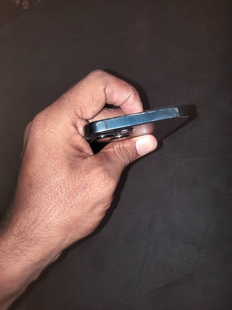 Apple iPhone 13 4