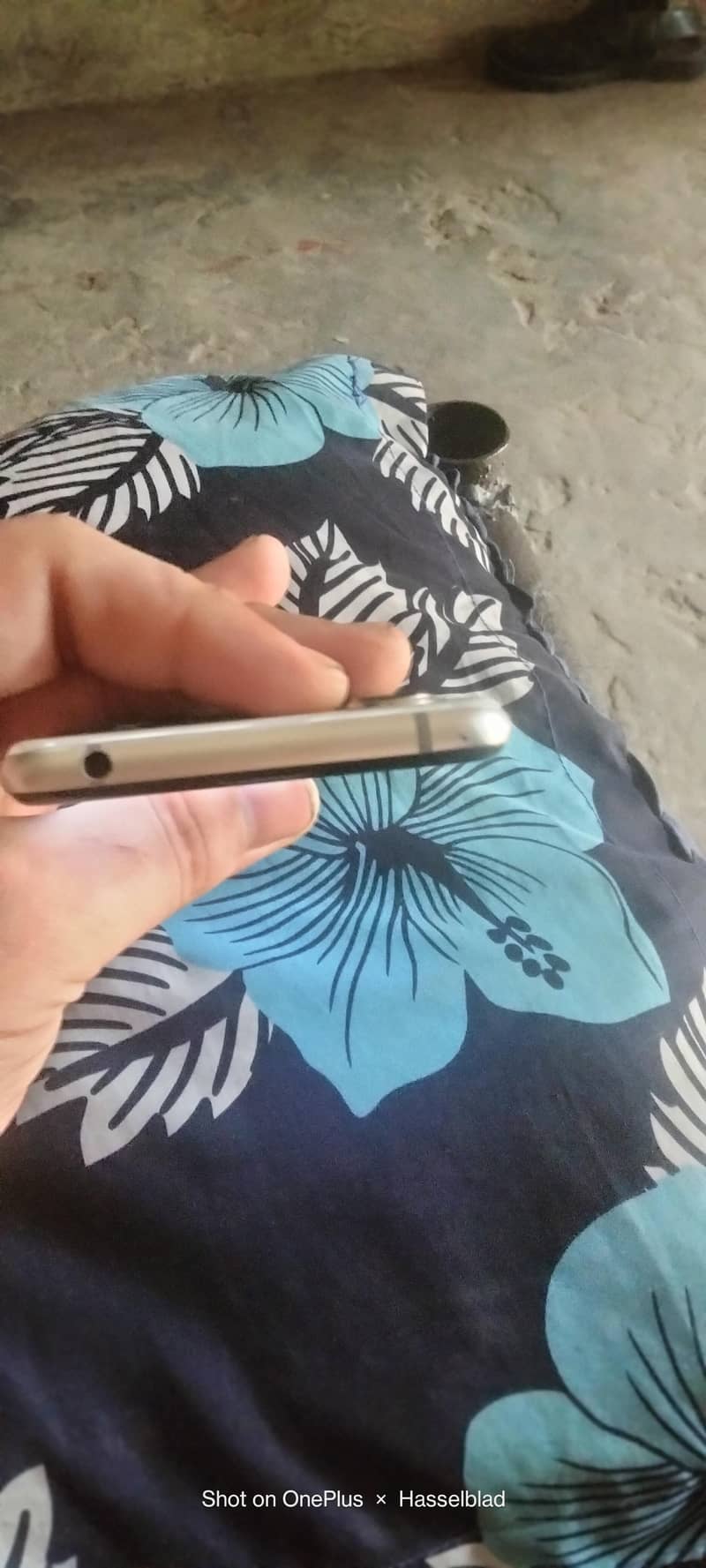 Sharp Aquos R3 1