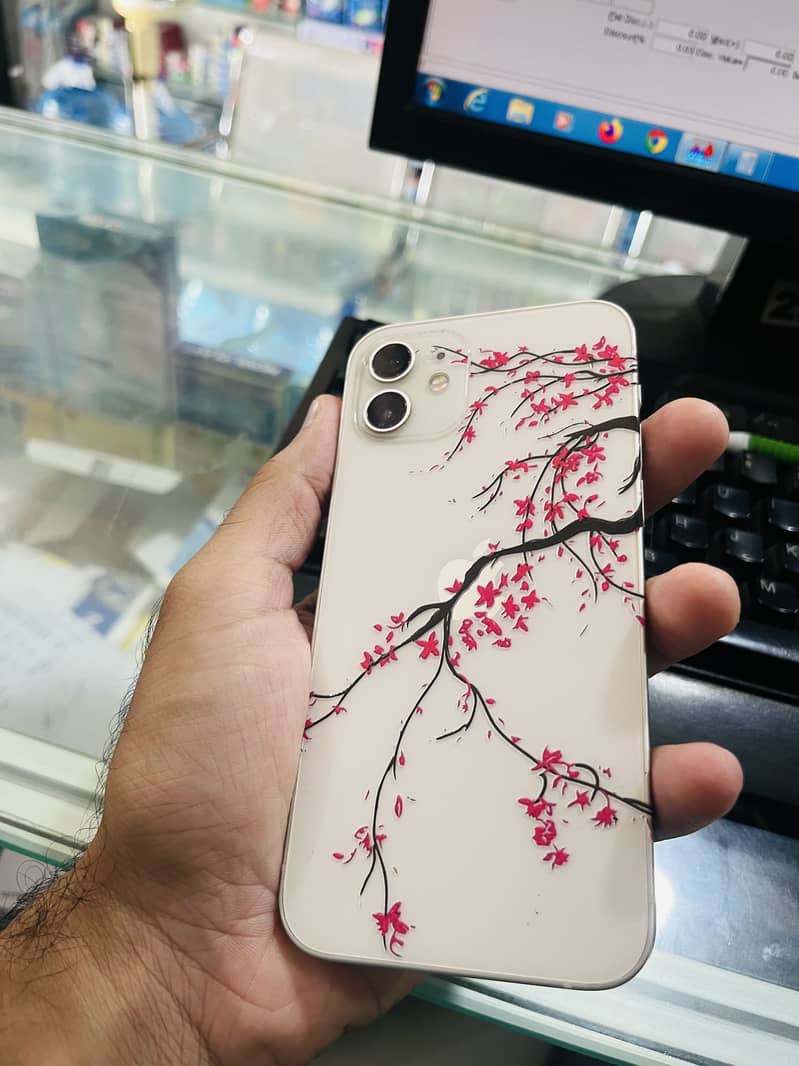 Apple iPhone 12 4