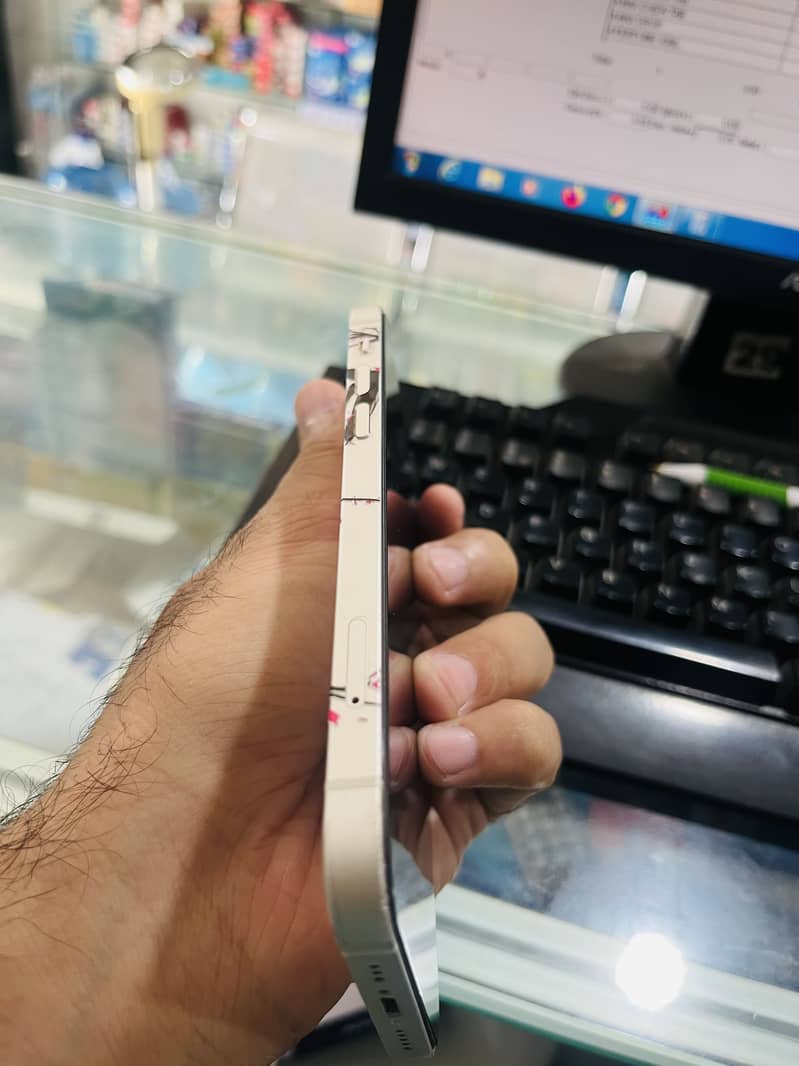 Apple iPhone 12 6