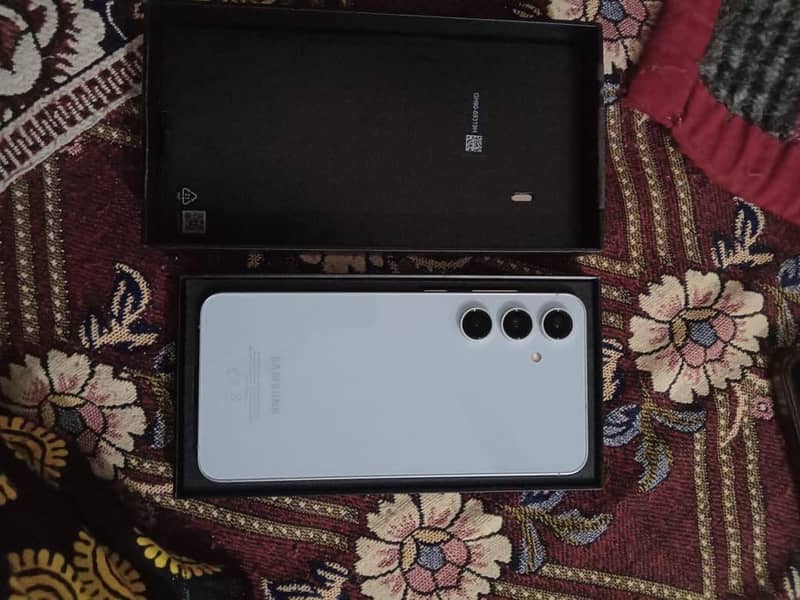 Samsung Mobile S24 fE 0