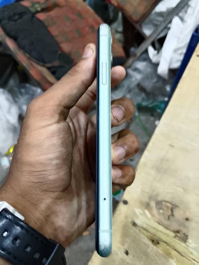 Apple iPhone 11 4