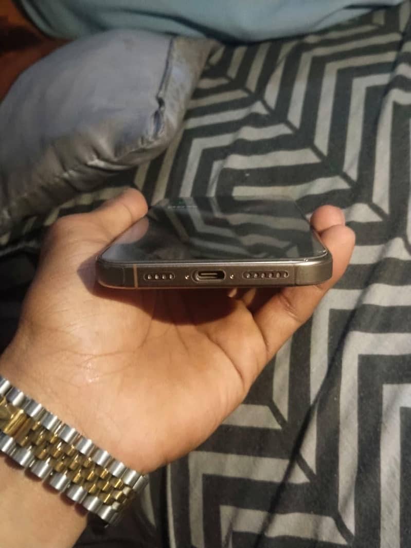 IPhone 16 Pro Max 1