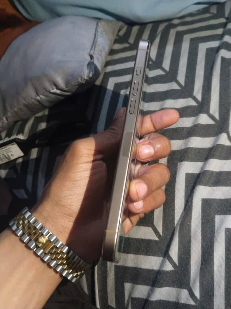 IPhone 16 Pro Max 2