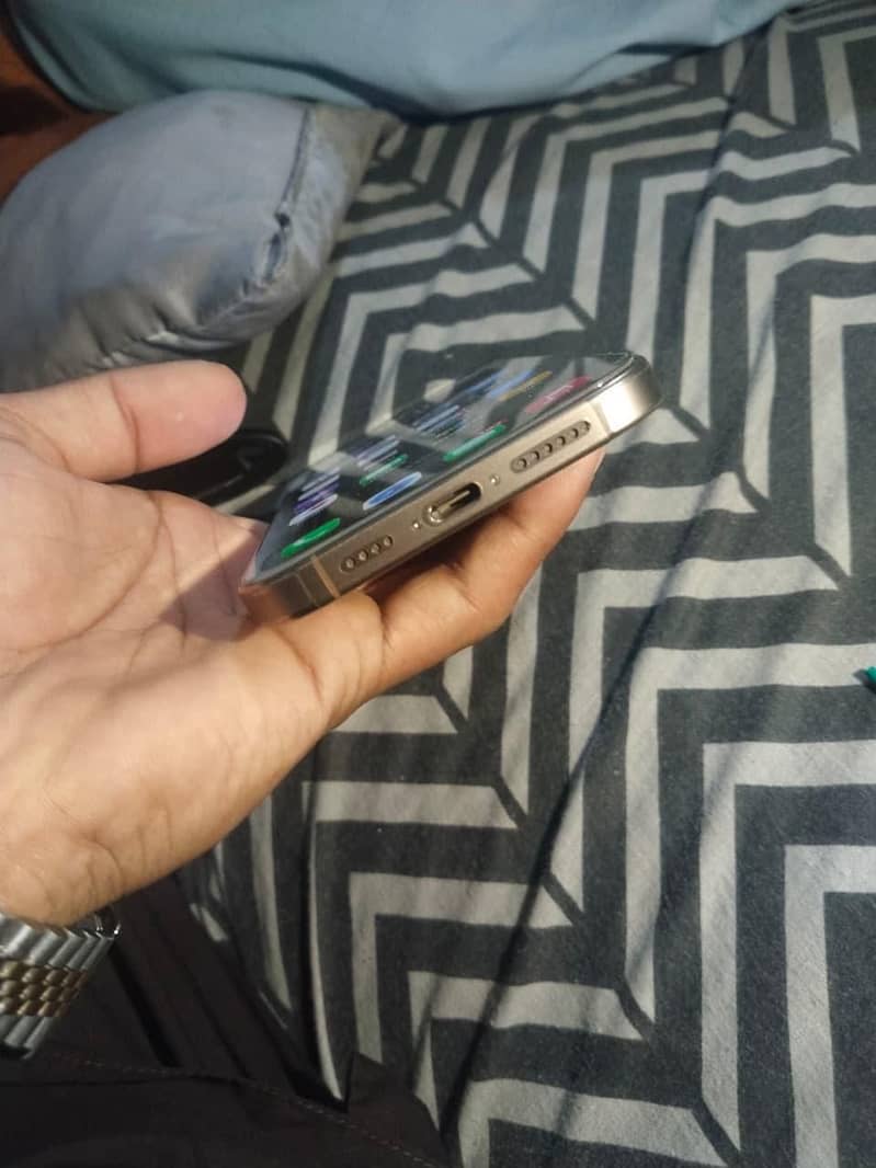 IPhone 16 Pro Max 3