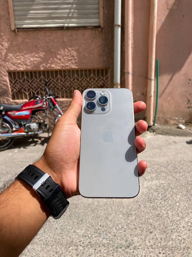Apple iPhone 15 Pro Max 2