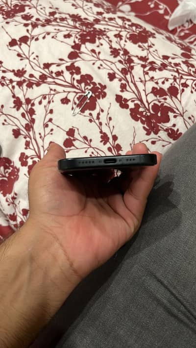 Apple iPhone 15 back crack FU