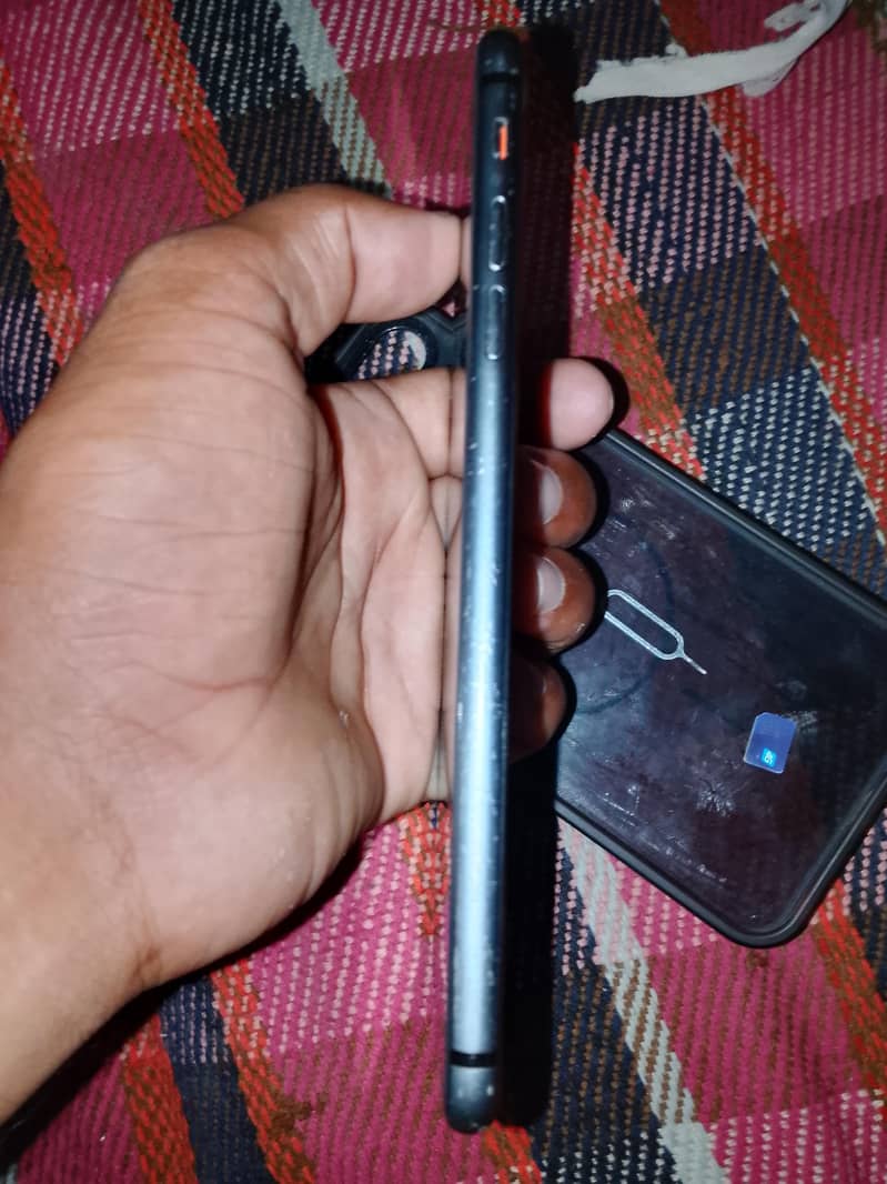 Apple iPhone 8 Plus 3